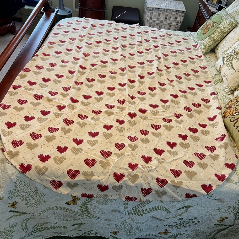 Beautiful heart/Valentine table cloth!  100% cotton. 60X84 Oval!
